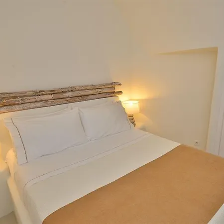 16 Hostel Oia (Santorini)