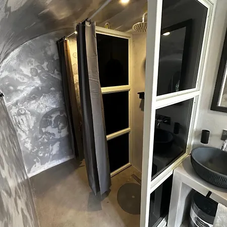 16 Albergue Oía