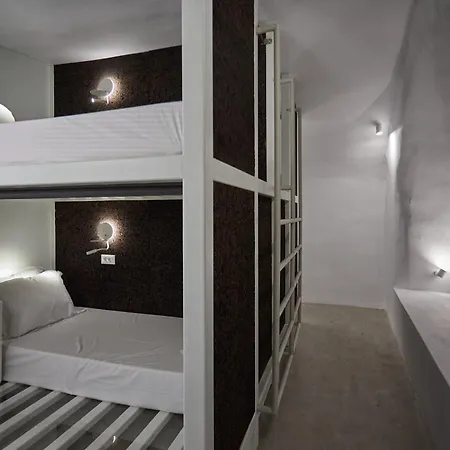 Auberge de jeunesse 16 *