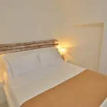 16 Hostal Oia (Santorini)